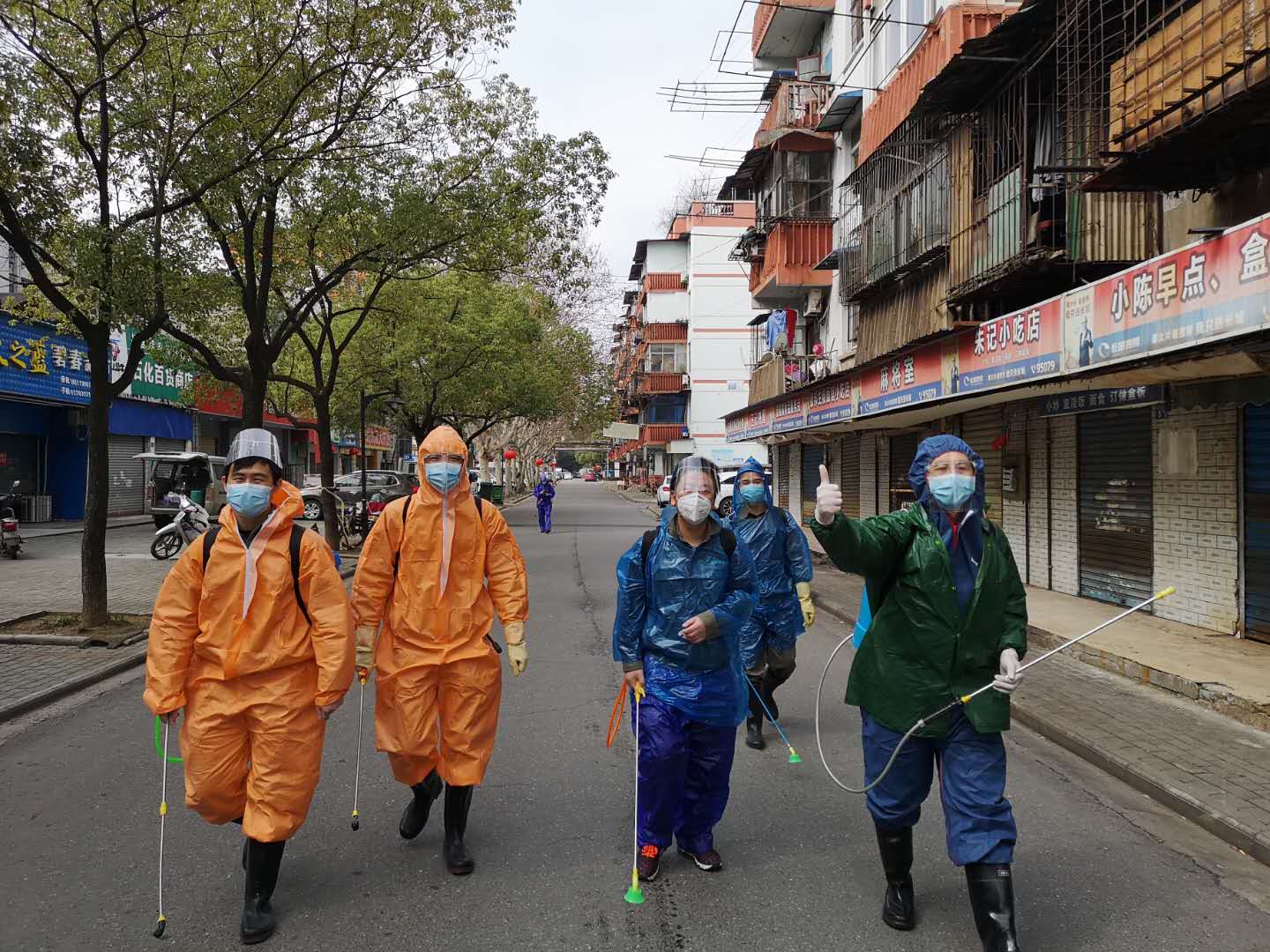 3月2日一大早，碧水集團、產(chǎn)業(yè)公司石化社區(qū)消殺小隊開始了一天的工作.jpg